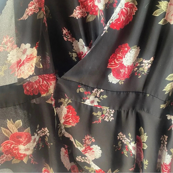 Torrid hi-low floral wrap top - 1X - Picture 3 of 6